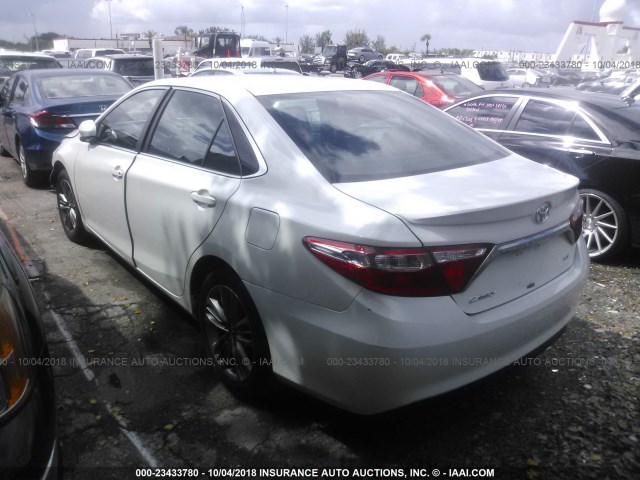 4T1BF1FK3FU003574 - 2015 TOYOTA CAMRY LE/XLE/SE/XSE WHITE photo 3