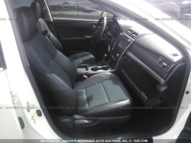 4T1BF1FK3FU003574 - 2015 TOYOTA CAMRY LE/XLE/SE/XSE WHITE photo 5