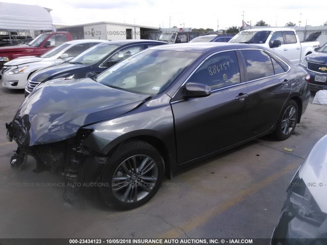 4T1BF1FK4FU886259 - 2015 TOYOTA CAMRY LE/XLE/SE/XSE GRAY photo 2