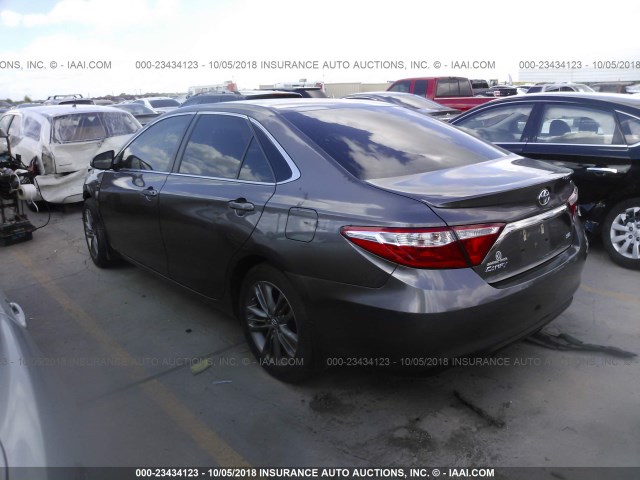 4T1BF1FK4FU886259 - 2015 TOYOTA CAMRY LE/XLE/SE/XSE GRAY photo 3