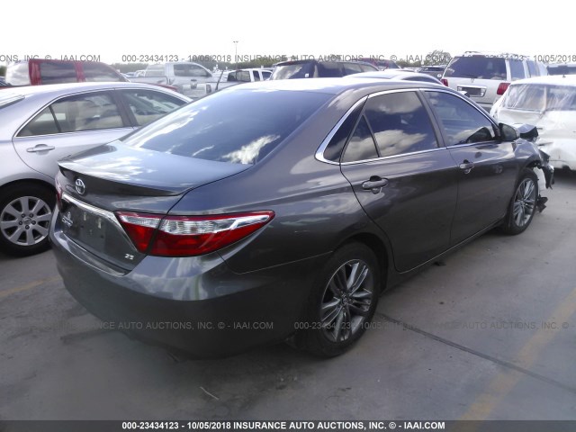 4T1BF1FK4FU886259 - 2015 TOYOTA CAMRY LE/XLE/SE/XSE GRAY photo 4