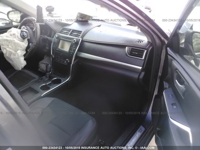 4T1BF1FK4FU886259 - 2015 TOYOTA CAMRY LE/XLE/SE/XSE GRAY photo 5