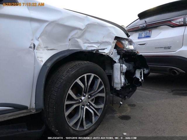 JA4AZ3A31JZ038381 - 2018 MITSUBISHI OUTLANDER SE/SEL WHITE photo 12