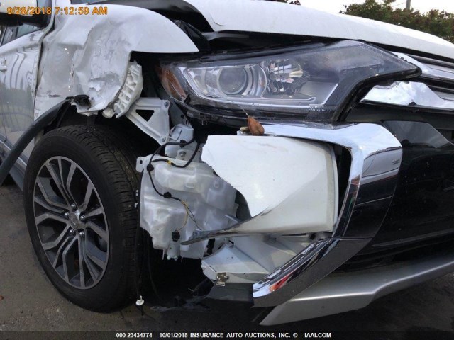 JA4AZ3A31JZ038381 - 2018 MITSUBISHI OUTLANDER SE/SEL WHITE photo 16