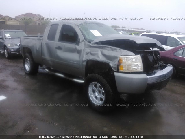 2GCEC19C371583324 - 2007 CHEVROLET SILVERADO C1500 GRAY photo 1