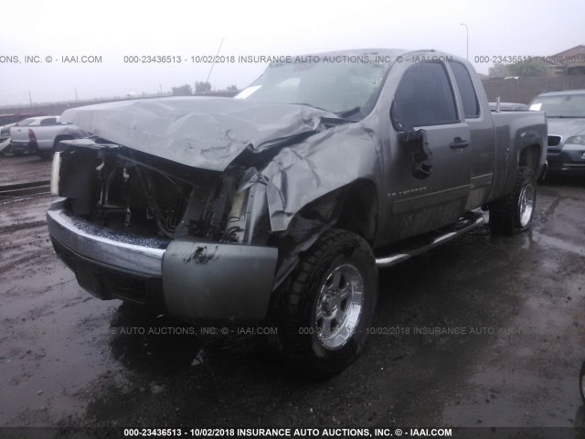 2GCEC19C371583324 - 2007 CHEVROLET SILVERADO C1500 GRAY photo 2