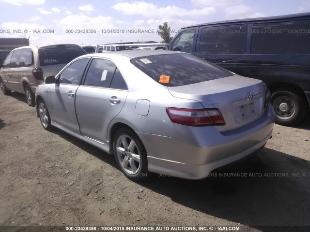 4T1BK46K27U023586 - 2007 TOYOTA CAMRY NEW GENERAT LE/XLE/SE SILVER photo 3