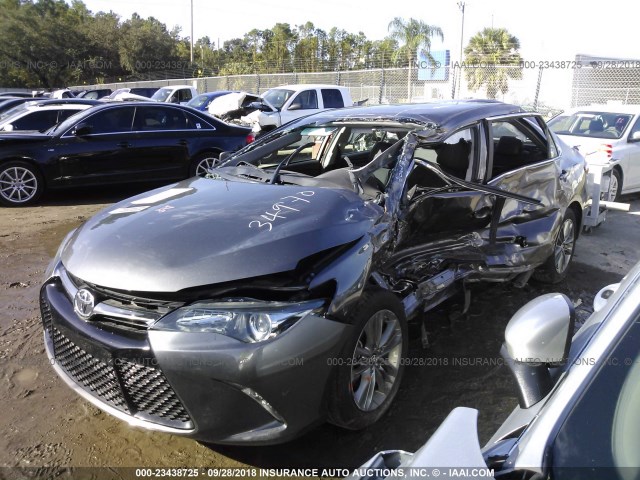 4T1BF1FK4HU406854 - 2017 TOYOTA CAMRY LE/XLE/SE/XSE GRAY photo 2