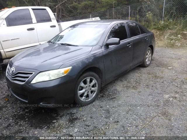 4T1BF3EK2AU089823 - 2010 TOYOTA CAMRY SE/LE/XLE ნაცრისფერი ფოტო 2