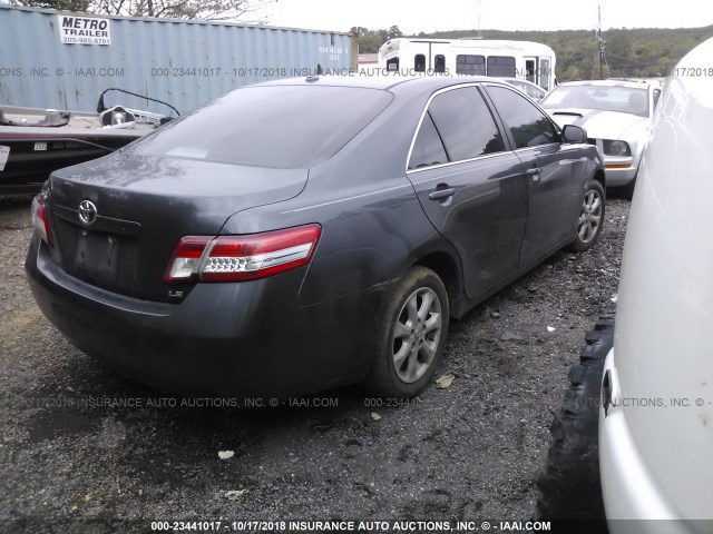 4T1BF3EK2AU089823 - 2010 TOYOTA CAMRY SE/LE/XLE ნაცრისფერი ფოტო 4
