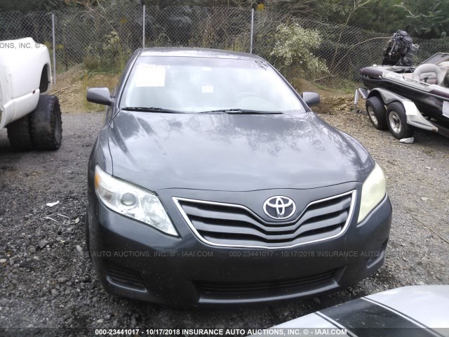 4T1BF3EK2AU089823 - 2010 TOYOTA CAMRY SE/LE/XLE ნაცრისფერი ფოტო 6