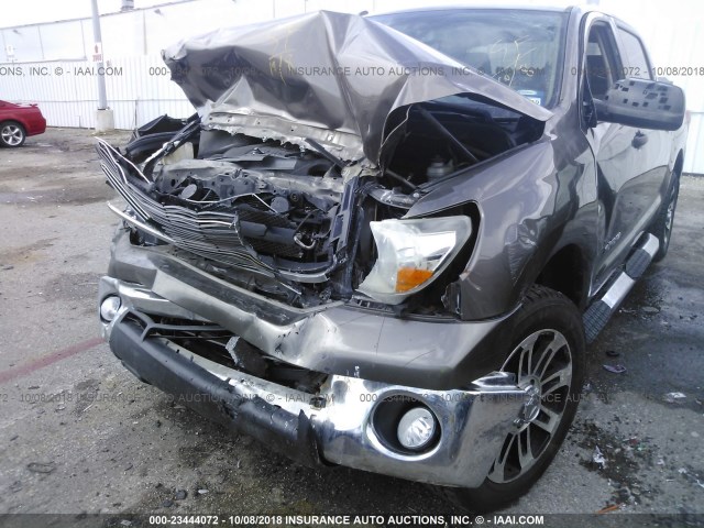 5TFEM5F16DX060563 - 2013 TOYOTA TUNDRA CREWMAX SR5 GRAY photo 6