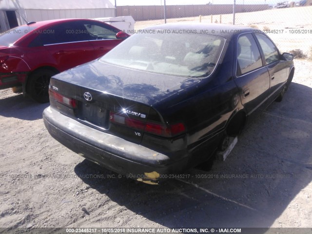 JT2BF22KXW0115899 - 1998 TOYOTA CAMRY CE/LE/XLE BLACK photo 4