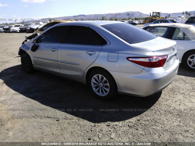 4T4BF1FK5GR549025 - 2016 TOYOTA CAMRY LE/XLE/SE/XSE SILVER photo 3