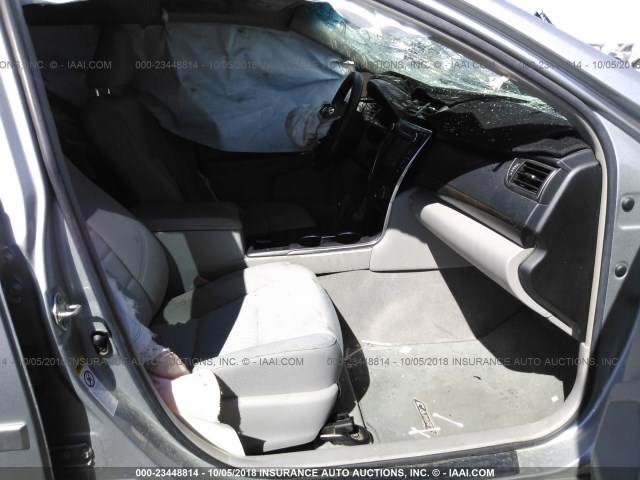4T4BF1FK5GR549025 - 2016 TOYOTA CAMRY LE/XLE/SE/XSE SILVER photo 5