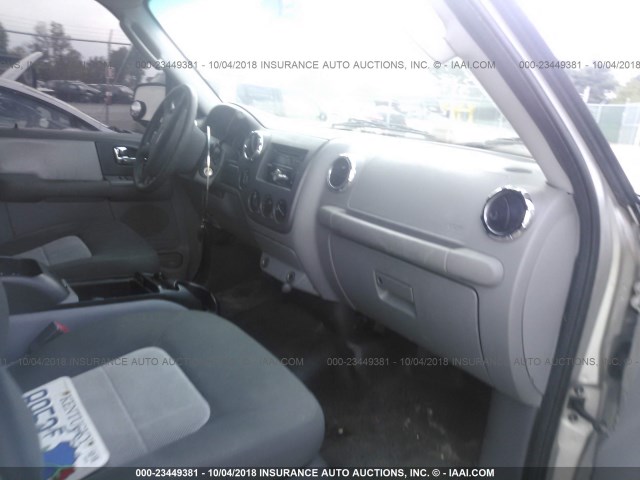 1FMPU16585LA78605 - 2005 FORD EXPEDITION XLT SILVER photo 5