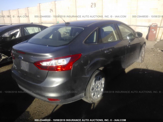 1FAHP3F25CL161476 - 2012 FORD FOCUS GRAY photo 4