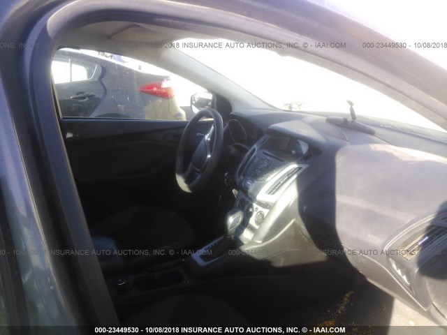 1FAHP3F25CL161476 - 2012 FORD FOCUS GRAY photo 5