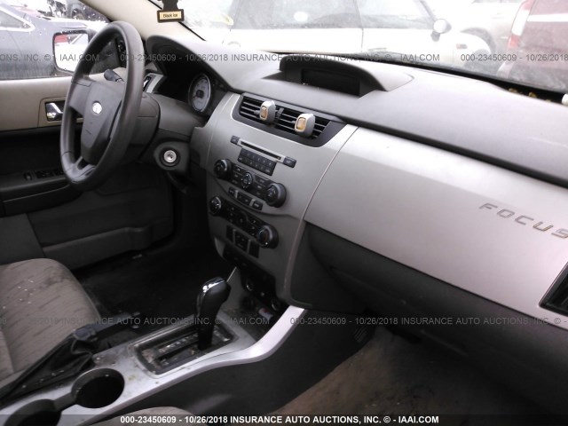 1FAHP35N08W182267 - 2008 FORD FOCUS SE/SEL/SES GRAY photo 5