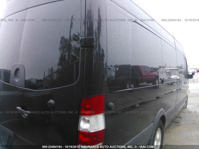 WDAPF4CC2GP346565 - 2016 MERCEDES-BENZ SPRINTER 3500 BLACK photo 4