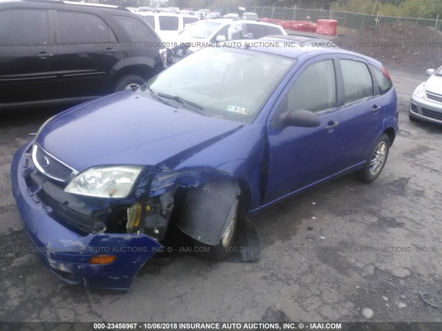 3FAFP37N45R161067 - 2005 FORD FOCUS ZX5 BLUE photo 2