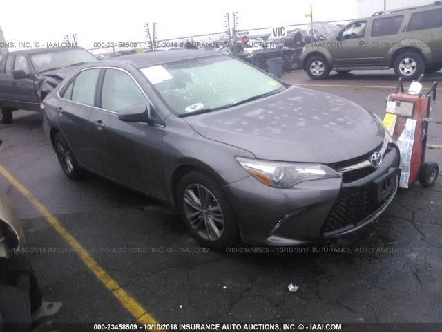 4T1BF1FK2FU022455 - 2015 TOYOTA CAMRY LE/XLE/SE/XSE GRAY photo 1