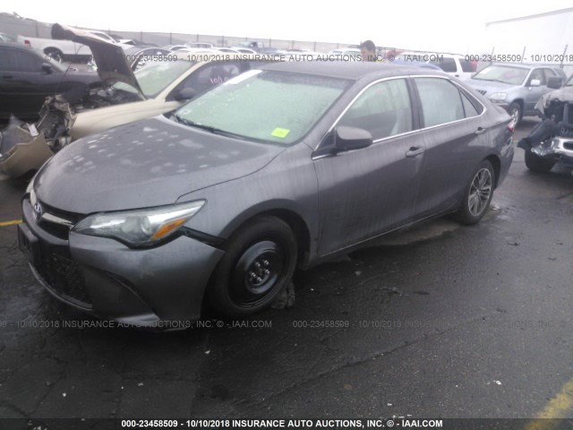4T1BF1FK2FU022455 - 2015 TOYOTA CAMRY LE/XLE/SE/XSE GRAY photo 2