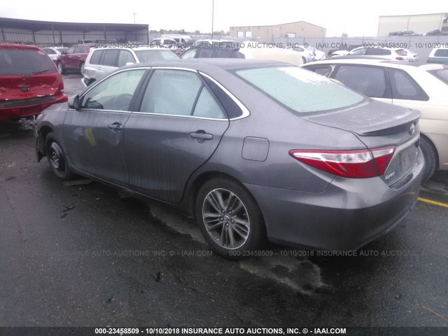 4T1BF1FK2FU022455 - 2015 TOYOTA CAMRY LE/XLE/SE/XSE GRAY photo 3