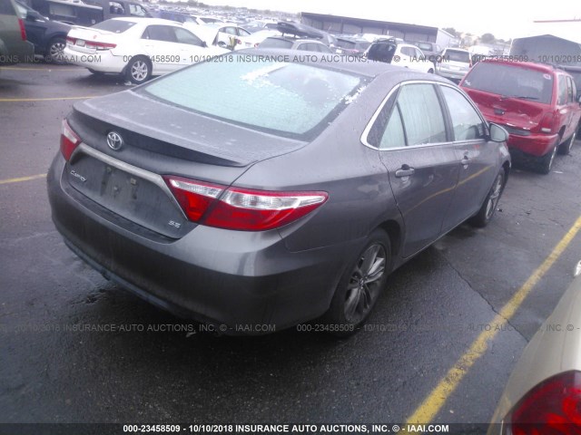 4T1BF1FK2FU022455 - 2015 TOYOTA CAMRY LE/XLE/SE/XSE GRAY photo 4