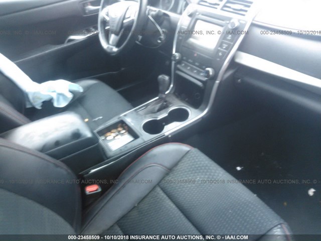 4T1BF1FK2FU022455 - 2015 TOYOTA CAMRY LE/XLE/SE/XSE GRAY photo 5