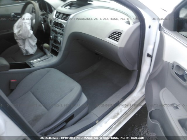 1G1ZB5EB0AF241458 - 2010 CHEVROLET MALIBU LS 白色 照片 5