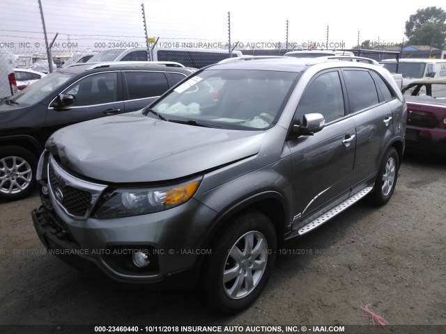 5XYKTCA68DG384629 - 2013 KIA SORENTO LX GRAY photo 2