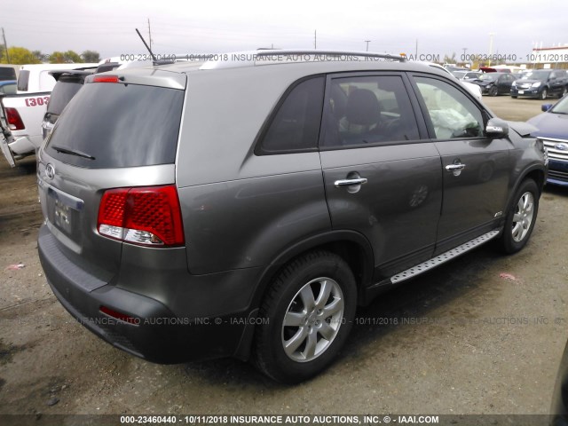 5XYKTCA68DG384629 - 2013 KIA SORENTO LX GRAY photo 4