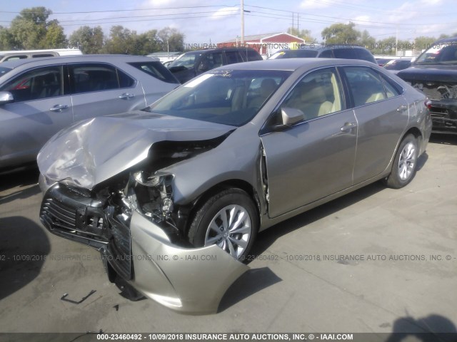 4T1BF1FK1HU794643 - 2017 TOYOTA CAMRY LE/XLE/SE/XSE 金色 照片 2
