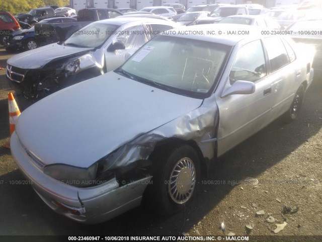 4T1BG12KXTU702800 - 1996 TOYOTA CAMRY DX/LE/XLE SILVER photo 2