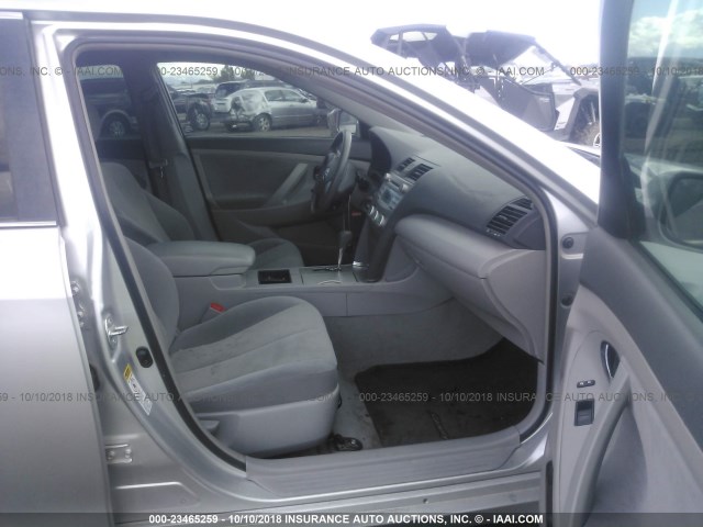 4T4BE46K28R045313 - 2008 TOYOTA CAMRY CE/LE/XLE/SE SILVER photo 5