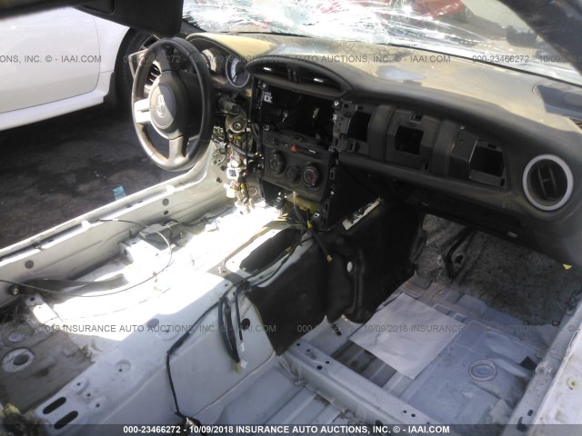 JF1ZNAA14D1734832 - 2013 TOYOTA SCION FR-S WHITE photo 5