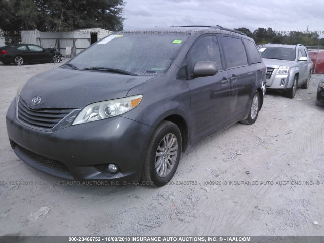 5TDYK3DC0CS198003 - 2012 TOYOTA SIENNA XLE/LIMITED GRAY photo 2