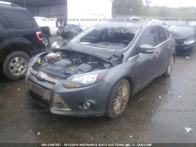 1FADP3N21EL398582 - 2014 FORD FOCUS TITANIUM GRAY photo 2