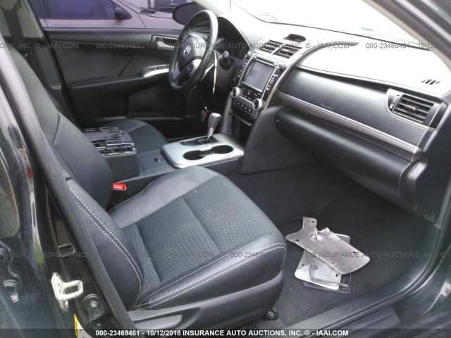 4T1BF1FK2EU815057 - 2014 TOYOTA CAMRY L/SE/LE/XLE Qara foto 5