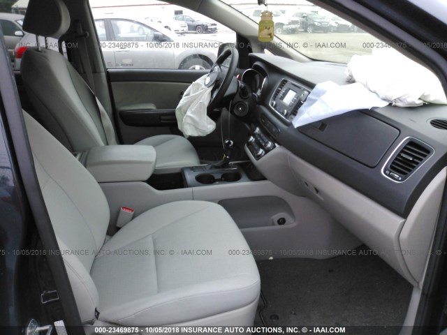 KNDMB5C15H6226895 - 2017 KIA SEDONA LX BLUE photo 5