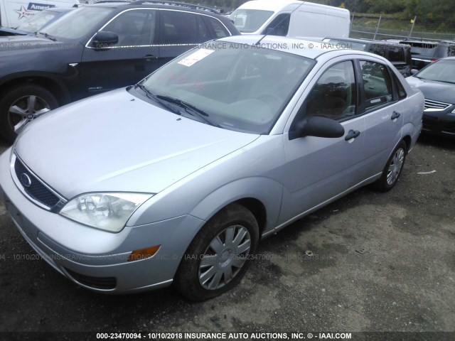 1FAFP34N35W307069 - 2005 FORD FOCUS ZX4 SILVER photo 2