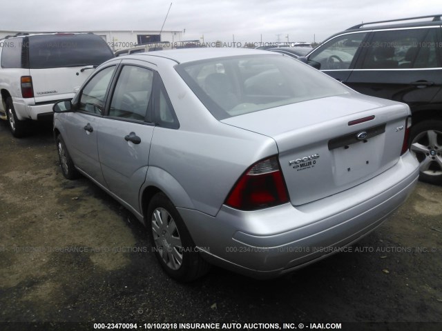 1FAFP34N35W307069 - 2005 FORD FOCUS ZX4 SILVER photo 3