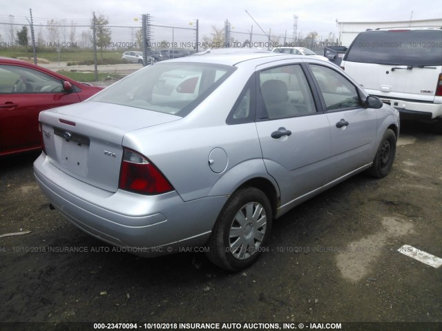 1FAFP34N35W307069 - 2005 FORD FOCUS ZX4 SILVER photo 4