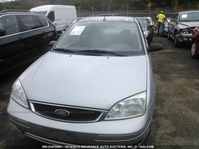 1FAFP34N35W307069 - 2005 FORD FOCUS ZX4 SILVER photo 6