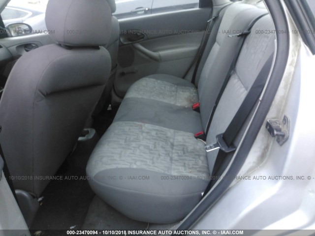 1FAFP34N35W307069 - 2005 FORD FOCUS ZX4 SILVER photo 8