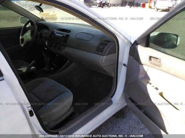 4T1BE32K63U188462 - 2003 TOYOTA CAMRY LE/XLE/SE WHITE photo 5