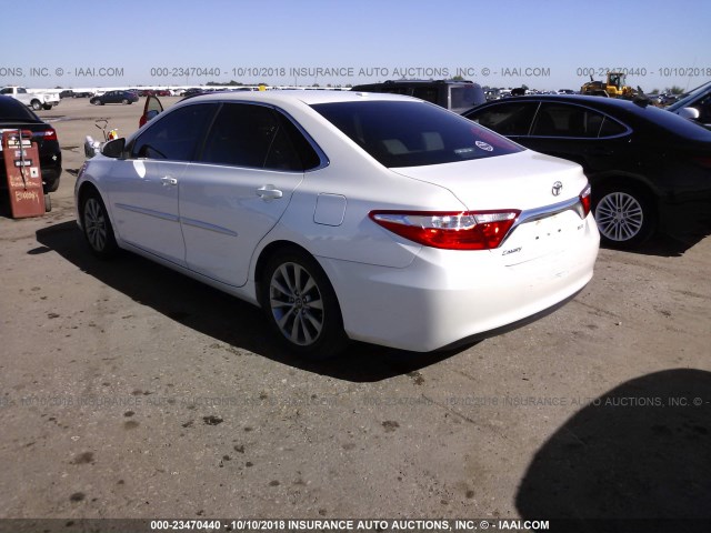 4T1BF1FK8GU186942 - 2016 TOYOTA CAMRY LE/XLE/SE/XSE WHITE photo 3
