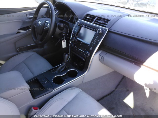 4T1BF1FK8GU186942 - 2016 TOYOTA CAMRY LE/XLE/SE/XSE WHITE photo 5