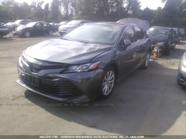 4T1B11HK1JU617575 - 2018 TOYOTA CAMRY L/LE/XLE/SE/XSE GRAY photo 2